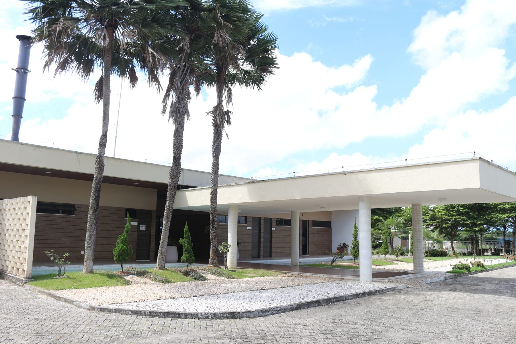 Acesso e entrada coberta do crematório