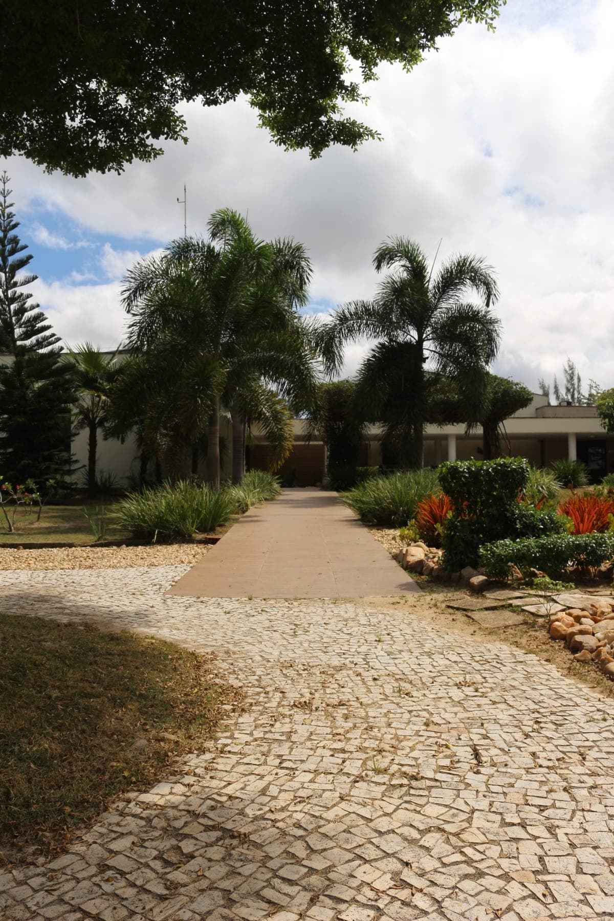 Jardim com caminho de pedras ao lado do crematório