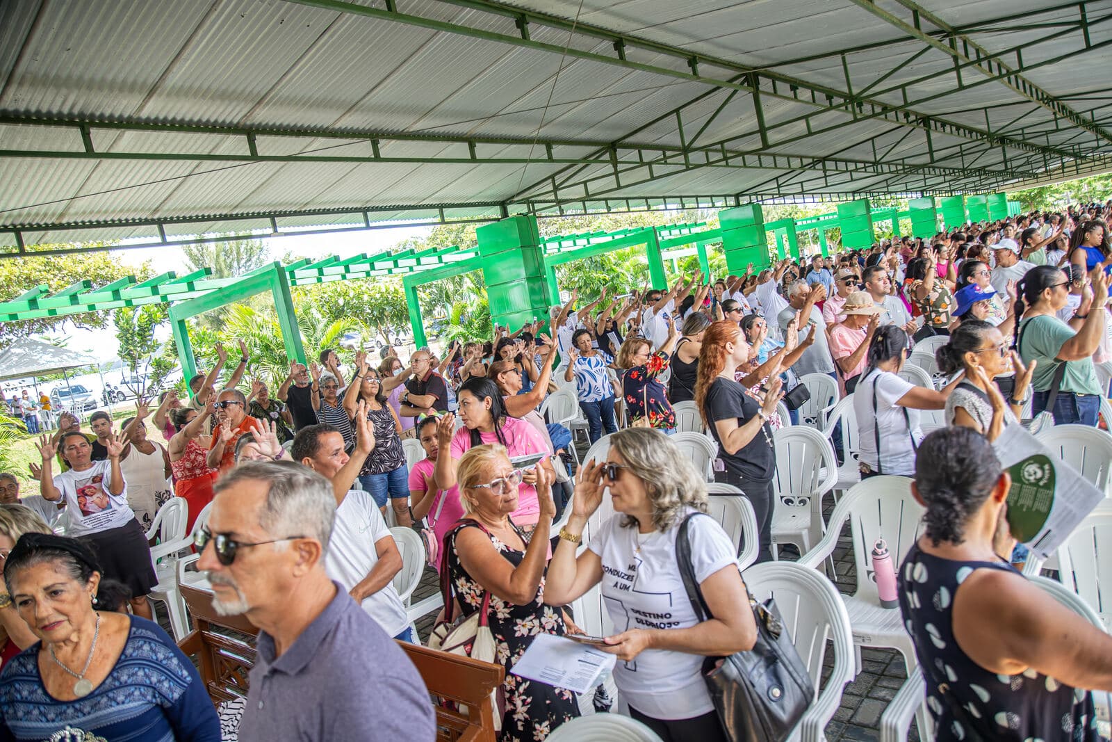 Famílias reunidas sob a tenda no Dia das Mães