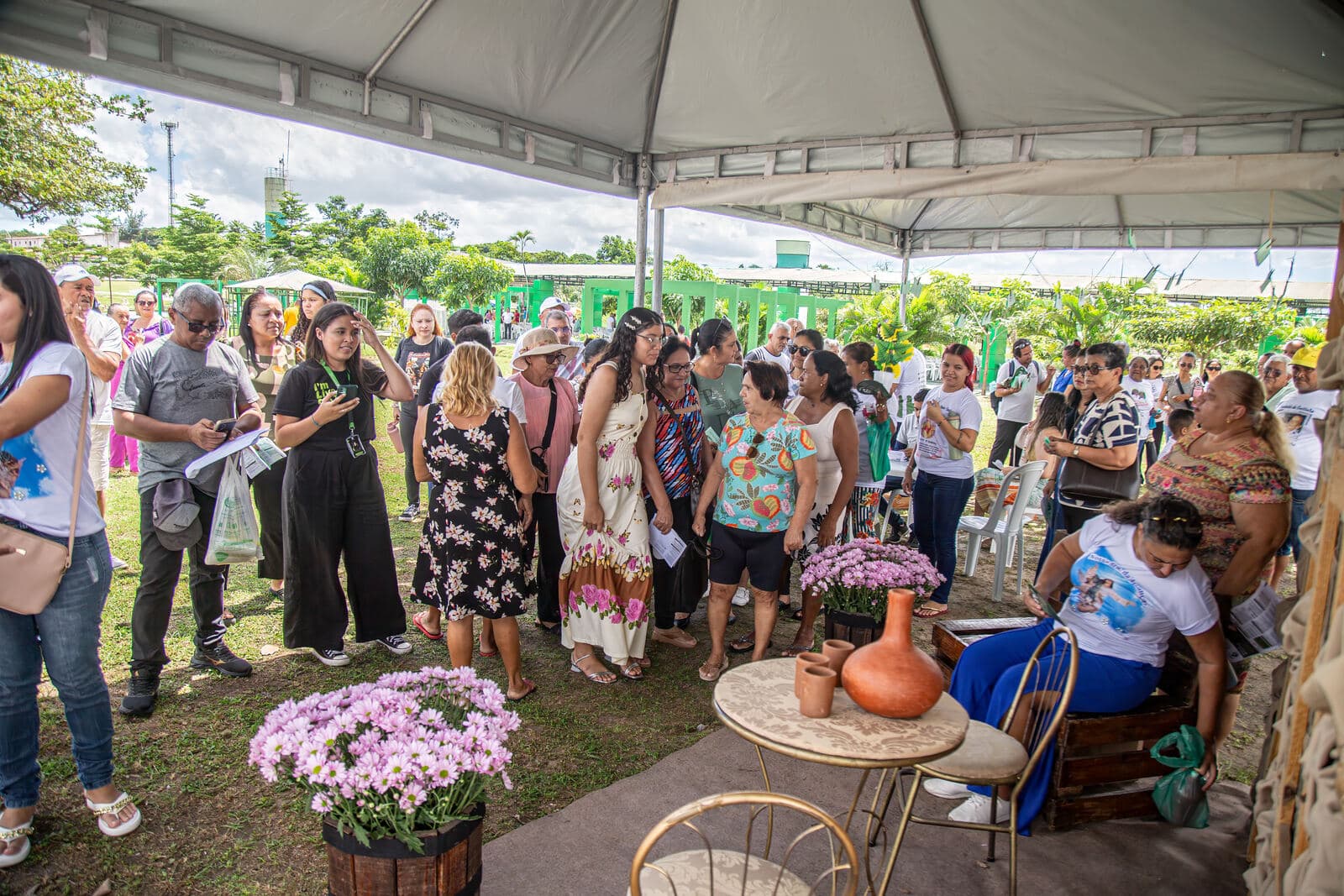 Mães reunidas no espaço de homenagem