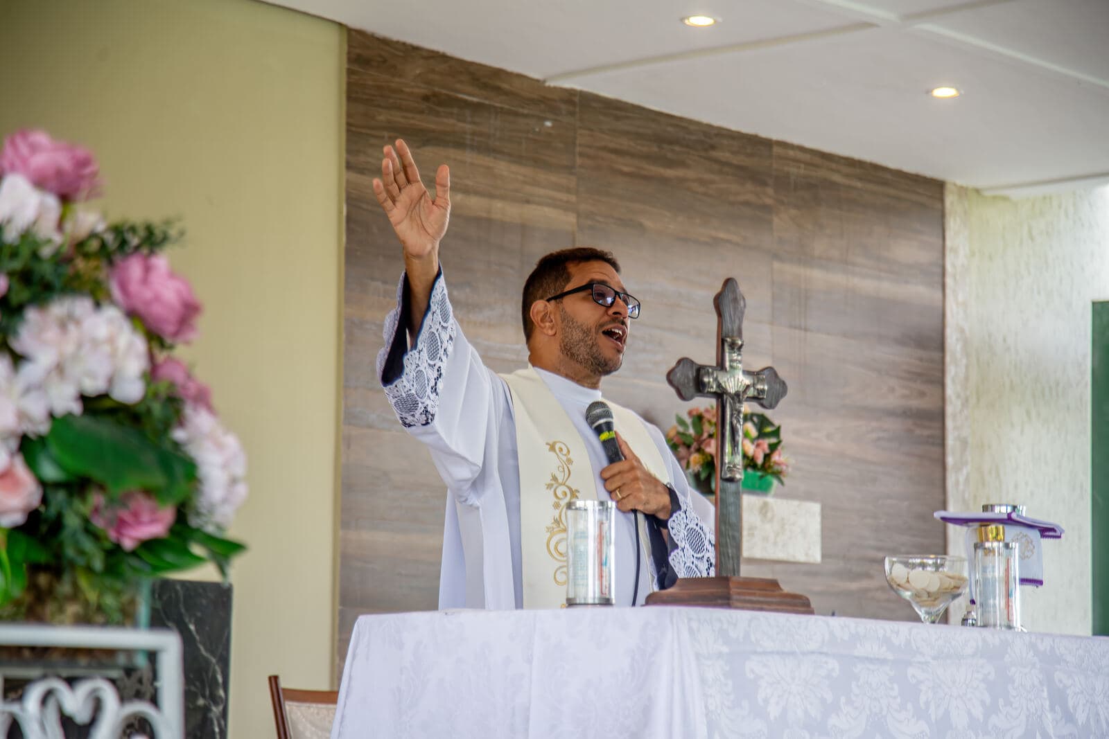 Padre celebrando a missa de Dia das Mães