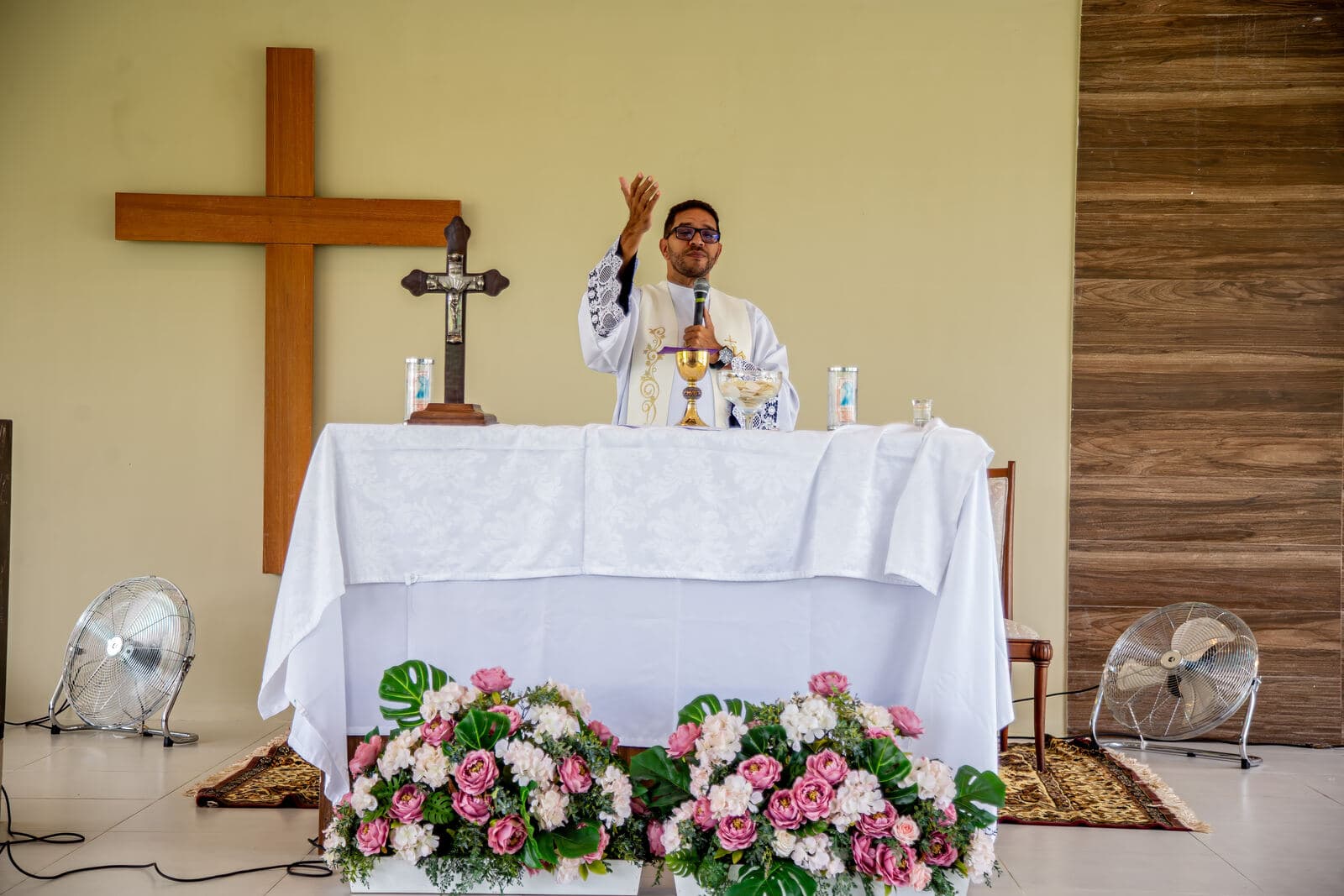 Altar decorado com flores para o Dia das Mães