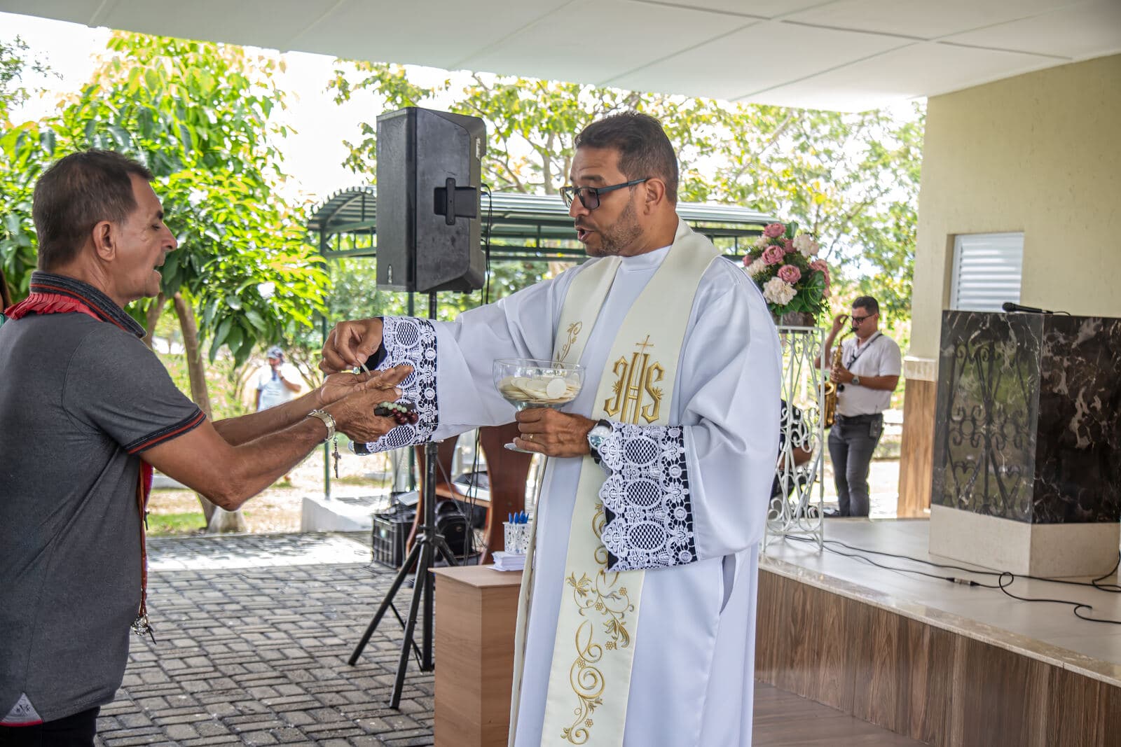 Entrega de lembranças às mães durante a celebração