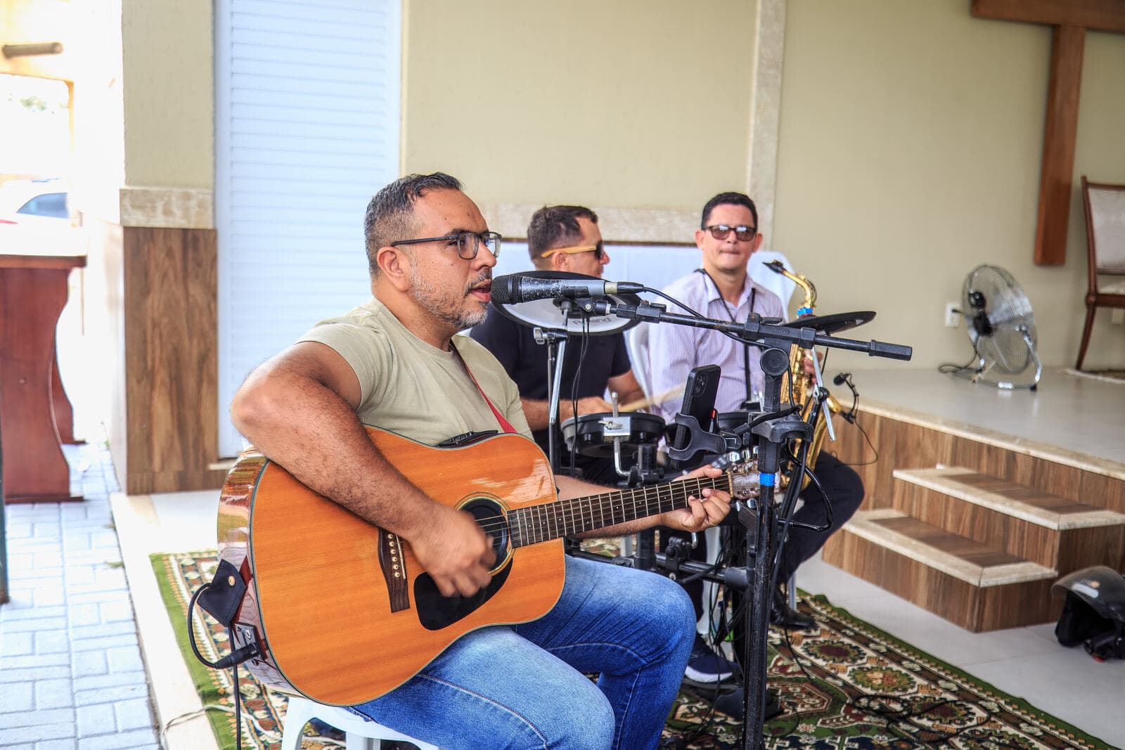 Música ao vivo durante a missa de Finados