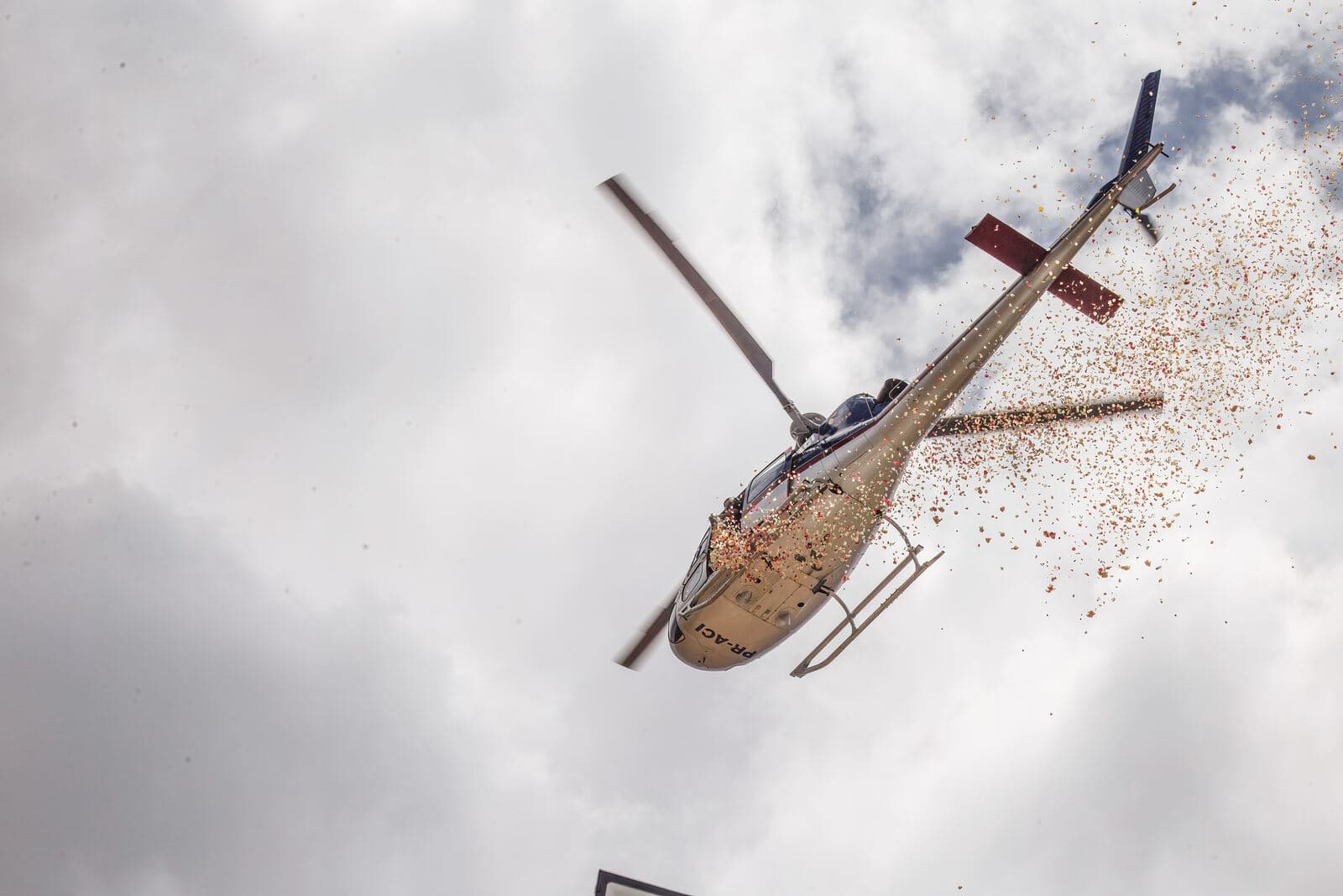 Helicóptero lançando pétalas de flores no Dia de Finados